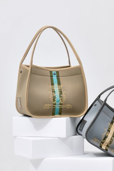 良品✨ADMJ ハンドバッグ オールレザー 本革 アイスブルー 金具 王冠 極美品 ADMJ ショルダーバッグ ホワイト 薄ピンク レザー 王冠